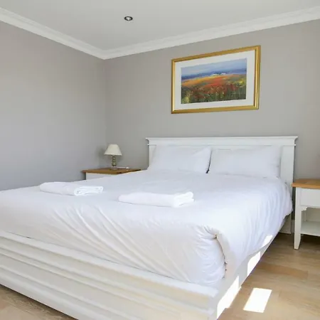 Salthill Townhouse With Parking 度假居
